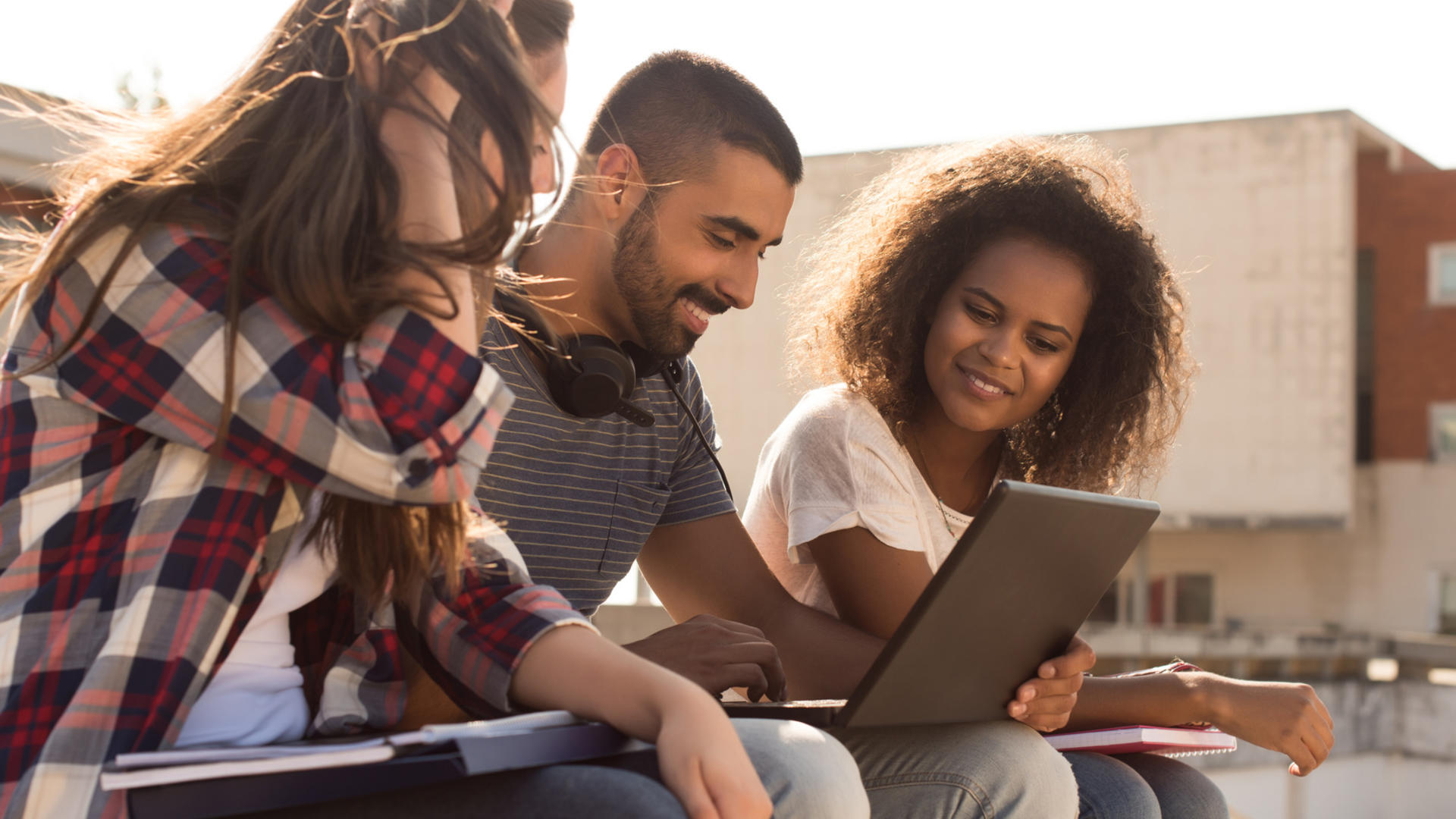 S'inscrire dans l'enseignement supérieur français étudiants campus ordinateur inscription